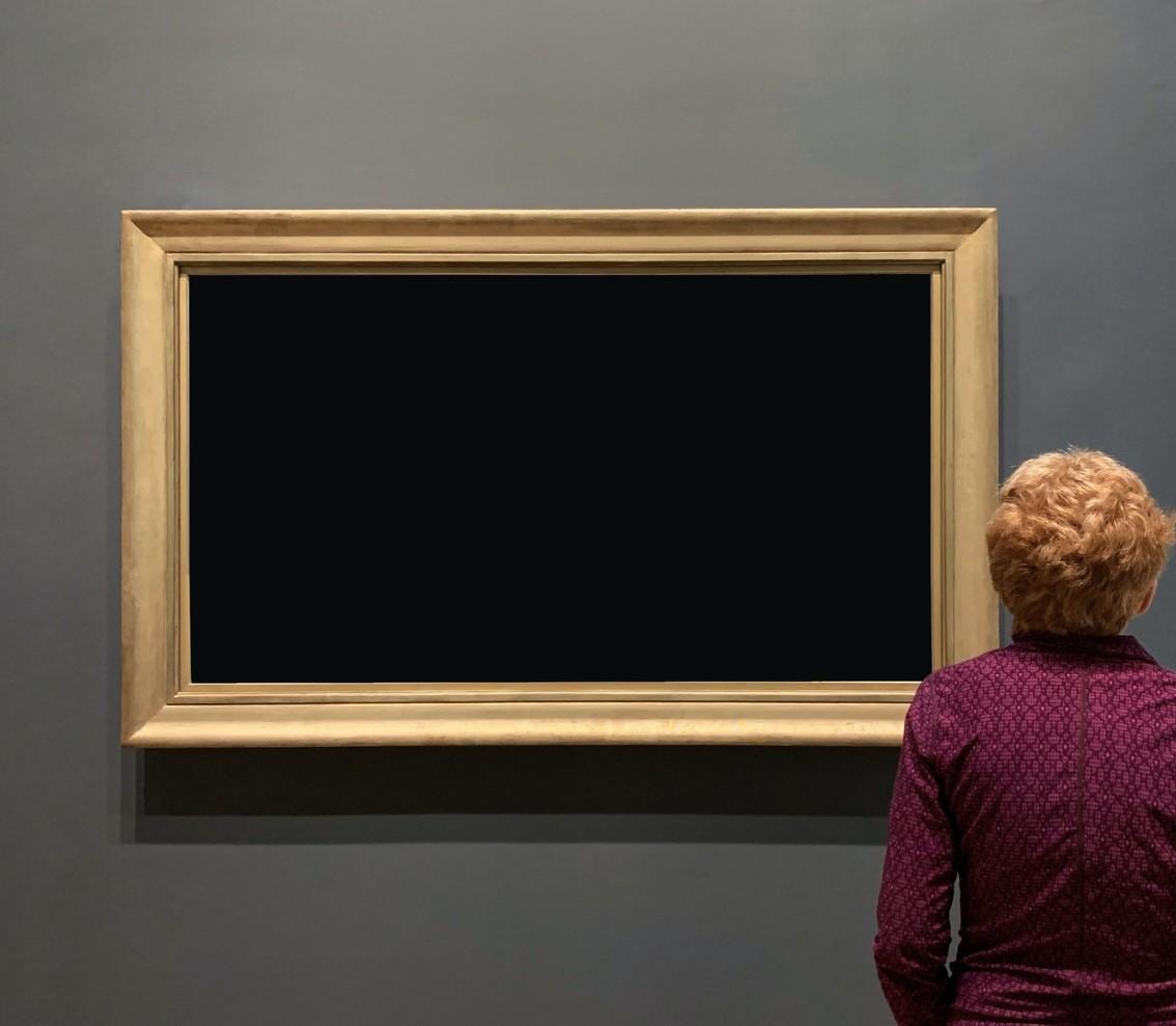 femme devant un tableau noir