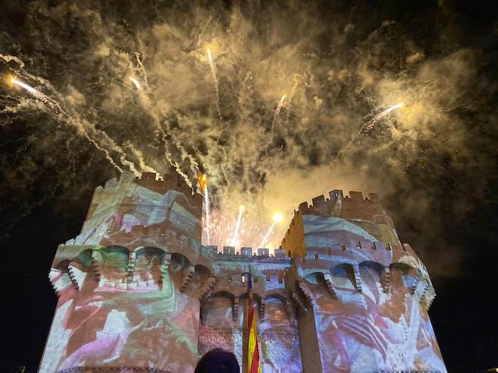 un feu d'artifice pendant les Fallas devant les portes de la ville de Valencia