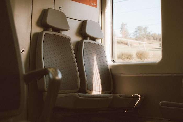 des sièges dans un train Renfe à l'arrêt 