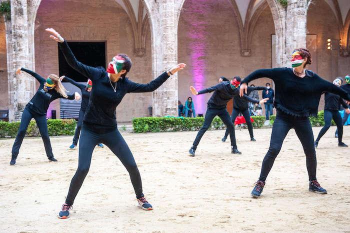 des danseurs en train de danser pour la semaine de la francophonie à valencia