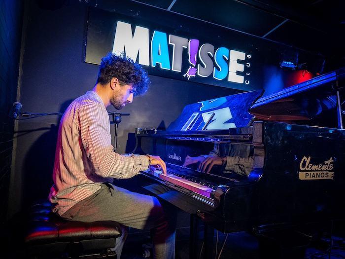 Siyels en train de jouer du piano au Matisse club à Valencia