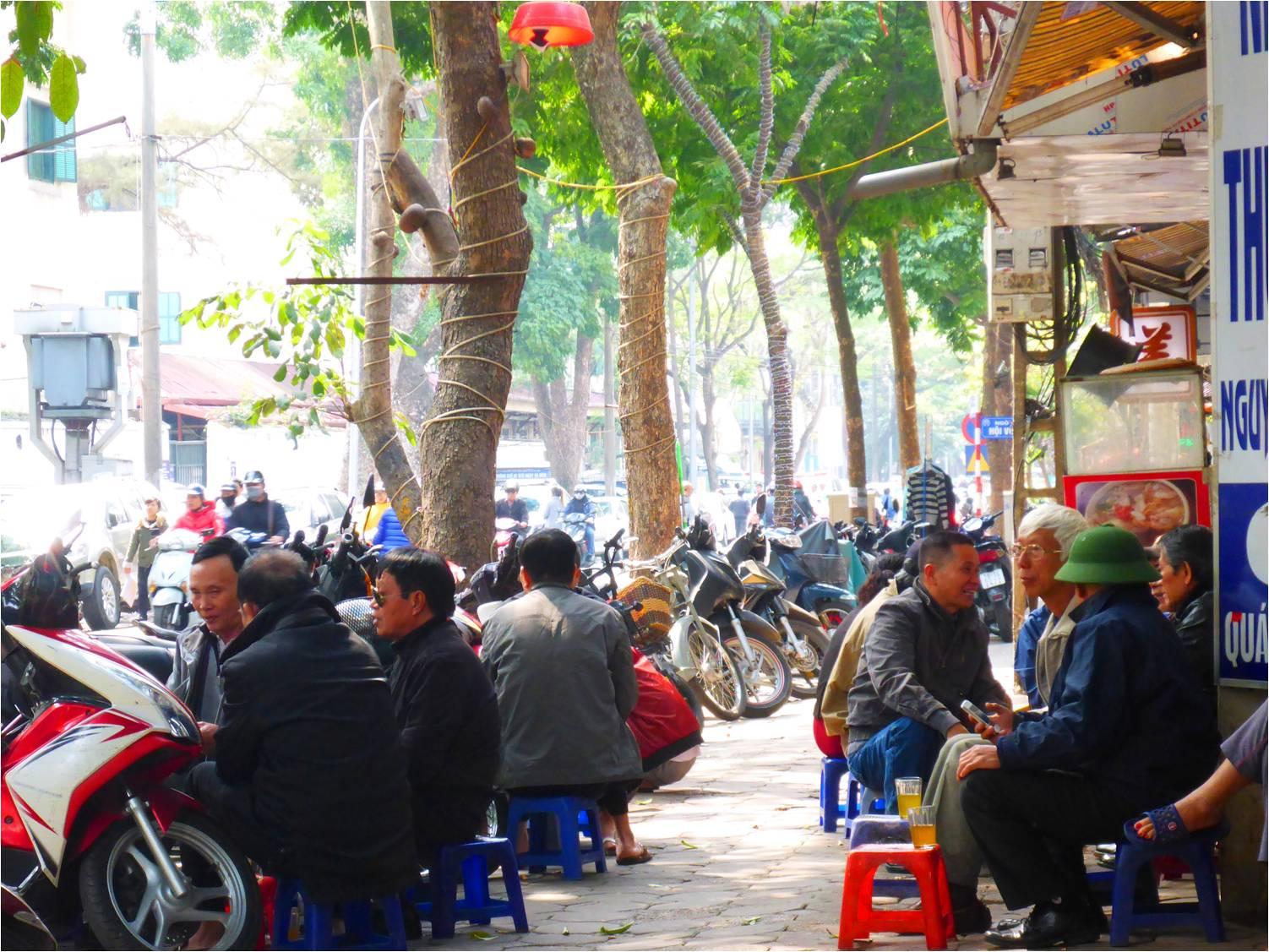 Les trottoirs de hanoi sont souvent très encombrés 