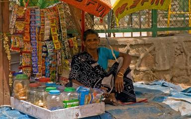 Une vendeuse de tabac oral, le gutka en Inde