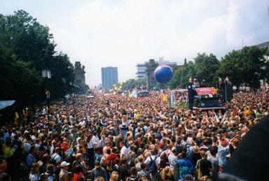 Image de la love parade de 1998 à Berlin