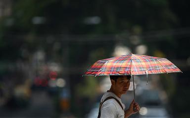 Thailandais-ombrelle-canicule