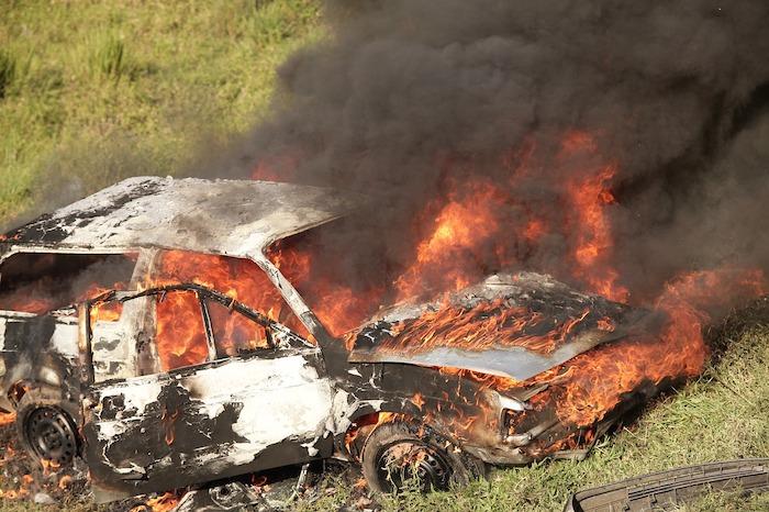 une voiture accidentée en feu