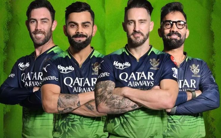 Les 4 joueurs principaux de l'équipe de cricket RCB en maillot vert