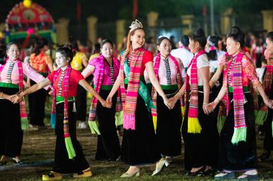 la danse Xòe, inscrite au patrimoine immatériel de l'UNESCO 