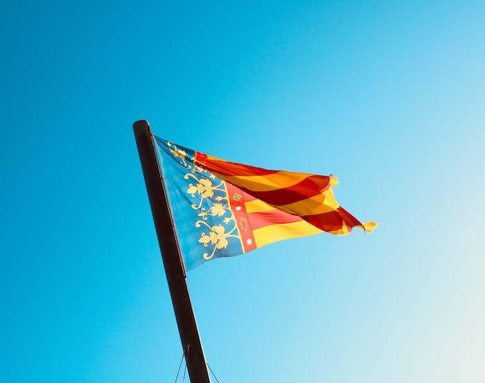 Le drapeau valencien flottant dans le ciel bleu de Valencia