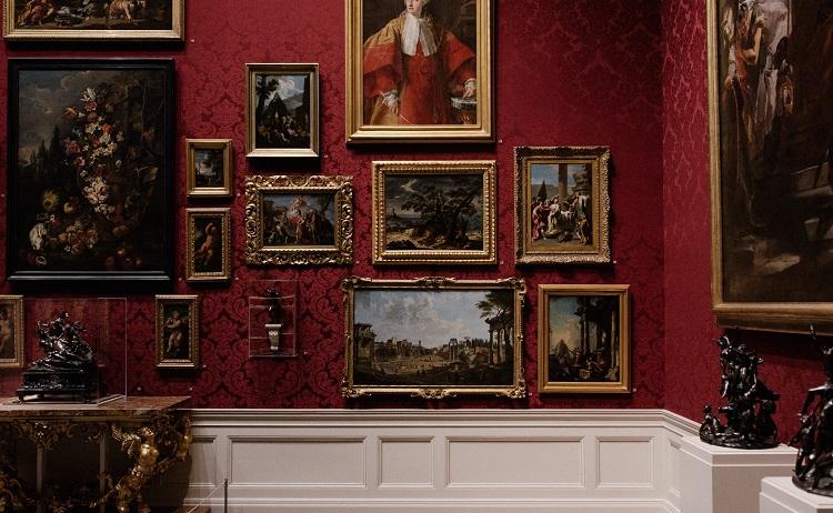 oeuvres d'art accorchées dans un salon