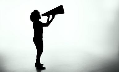 silhouette de femme qui parle dans un mégaphone