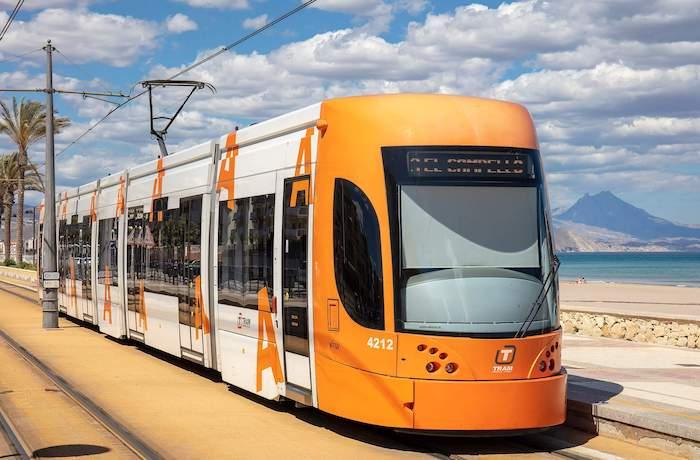 un tram en train de rouler à Alicante