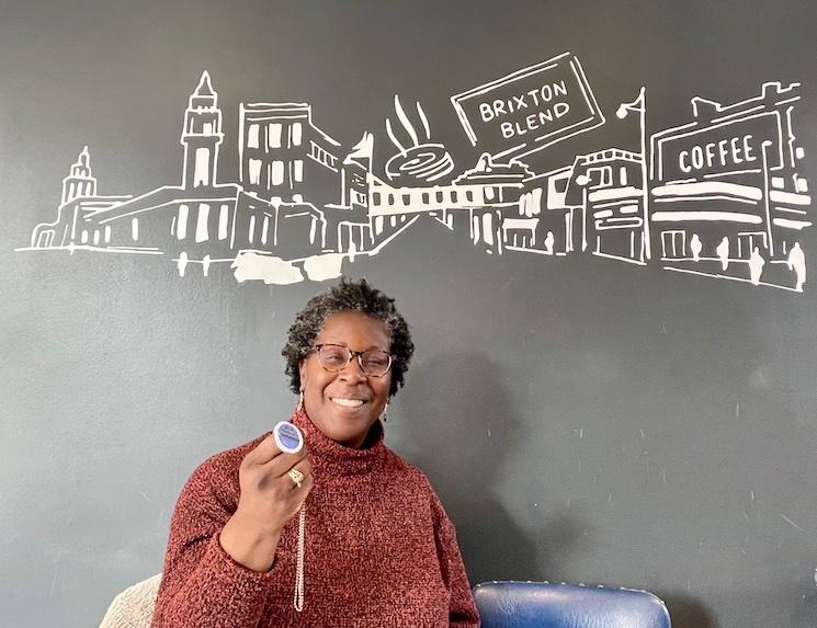 Angela, une expatriée dans le quartier de Brixton à Londres