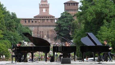 3 pianos à queue dans un parc lors d'un concert