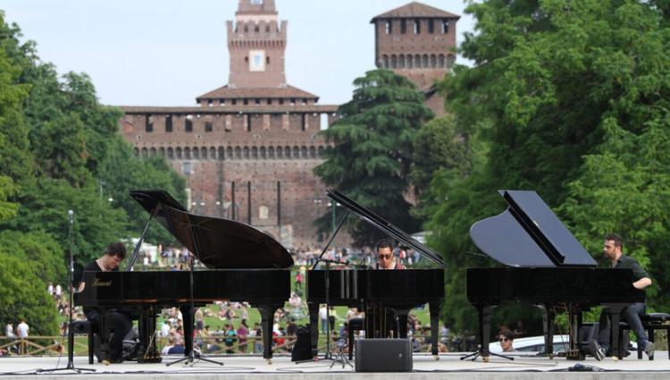 3 pianos à queue dans un parc lors d'un concert