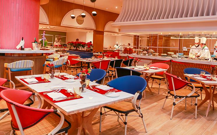 Vue de la salle du restaurant Ventisi a Bangkok