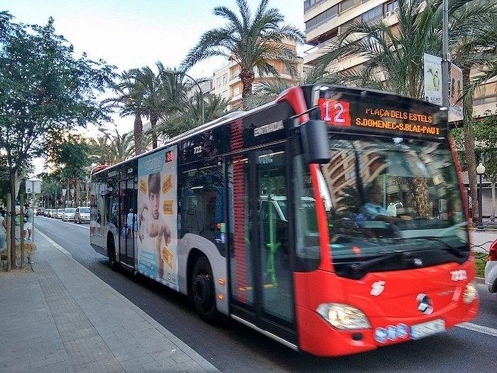 un bus rouge à Alicante