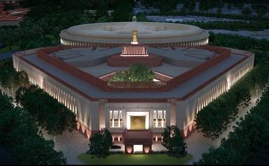 Vue de nuit du nouveau parlement à Delhi