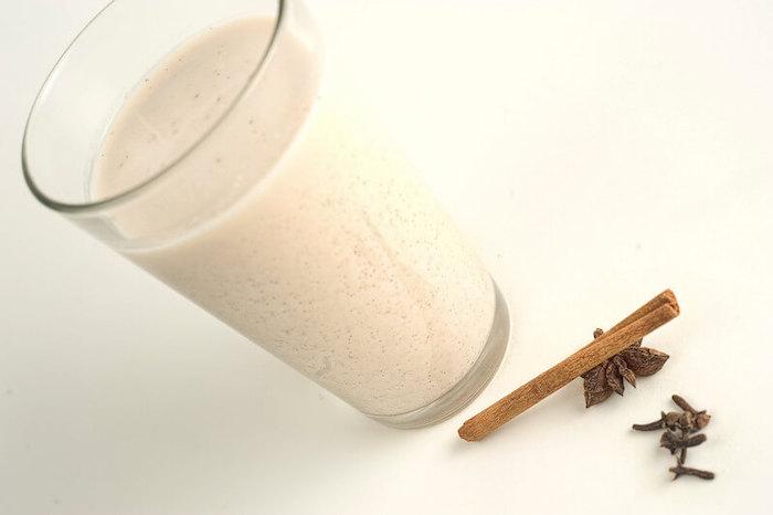 un verre d'horchata de chufa valencienne