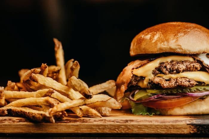 un hamburger et des frites