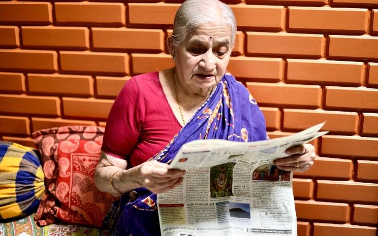 Une Indienne lisant son journal