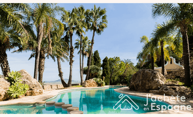 une propriété avec piscine, en espagne