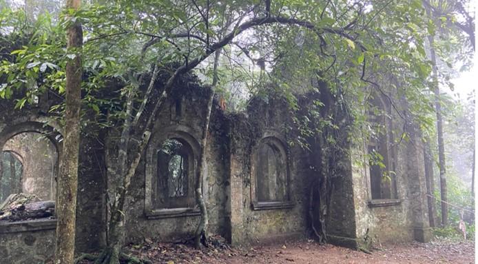 les ruines de l'église de Ba Vi