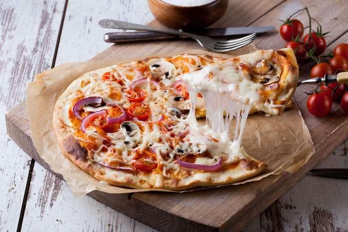 une pizza au fromage