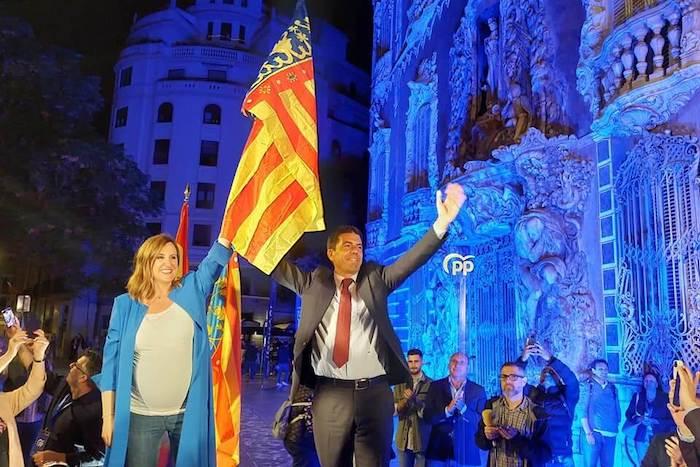 María José Català et Carlos Mazón en train de célébrer leur victoire aux élections municipales et régionales dans la Communauté valencienne