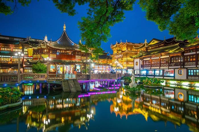 un temple à shanghai de nuit