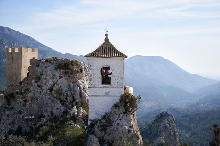 une église sur la montagne à Guadalest dans la région d'Alicante