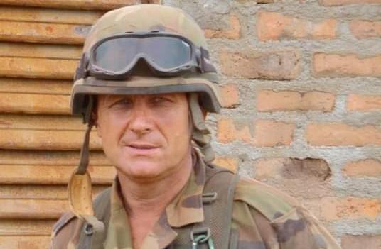 Capitaine (TE-er) Leszek Michalik en tenue de combat alors qu’il était en mission en Afrique