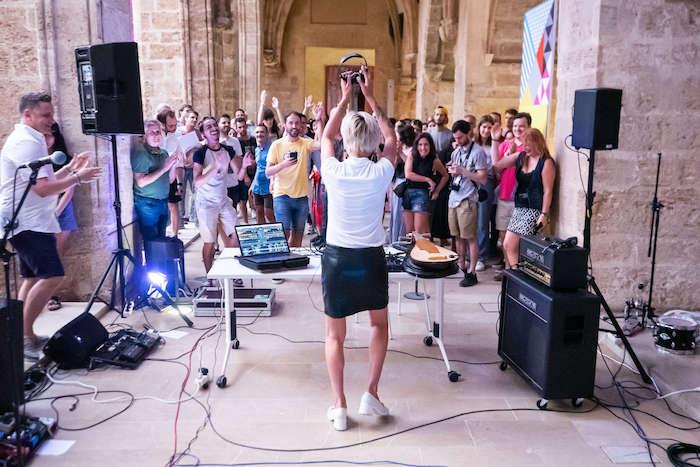 La DJ Jasmine Li en train de mixer au Centre del Carme devant la foule lors de la Fête de la musique à Valencia