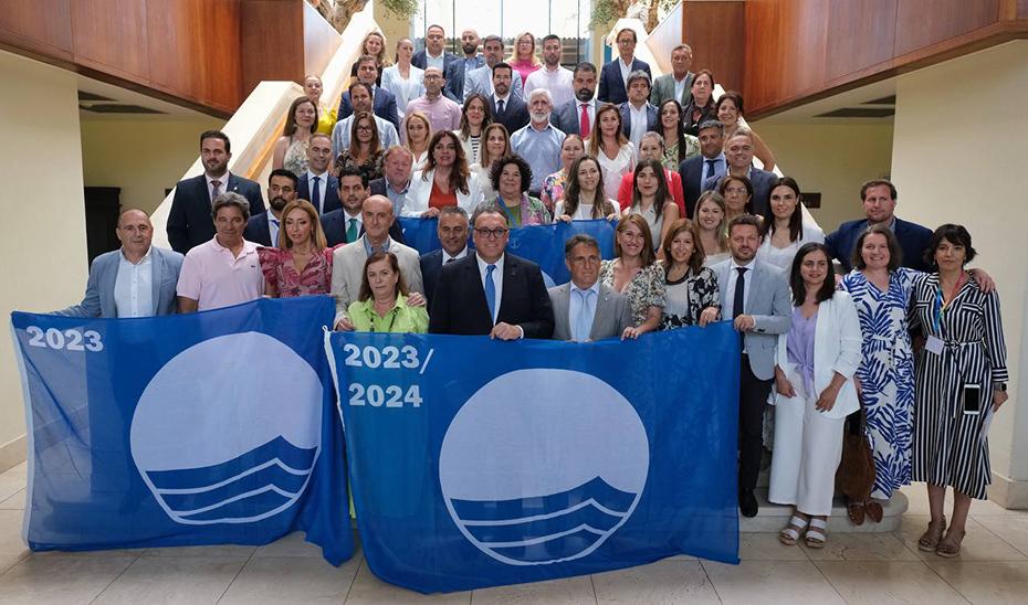 Le conseiller au tourisme, Arturo Bernal, a assisté à la cérémonie de remise du Pavillon bleu à Isla Antilla (Huelva).