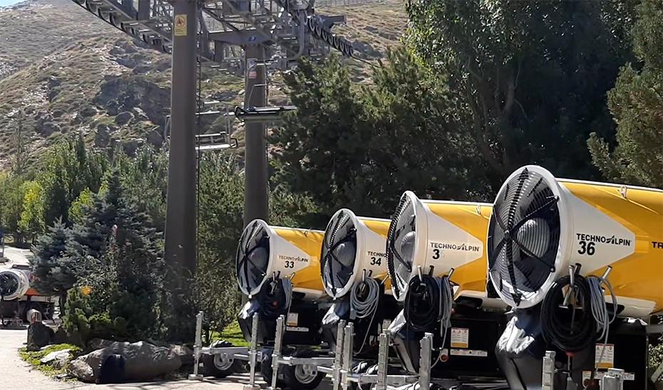 canons à neige, à côté de l'une des remontées mécaniques de la Sierra Nevada.