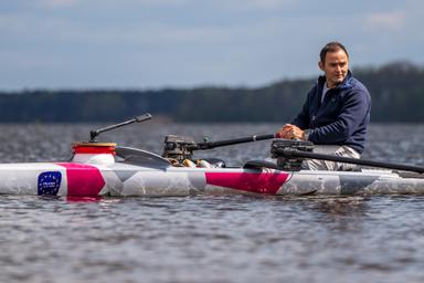 Christophe Gruault ramant dans son petit bateau, le protoyole.