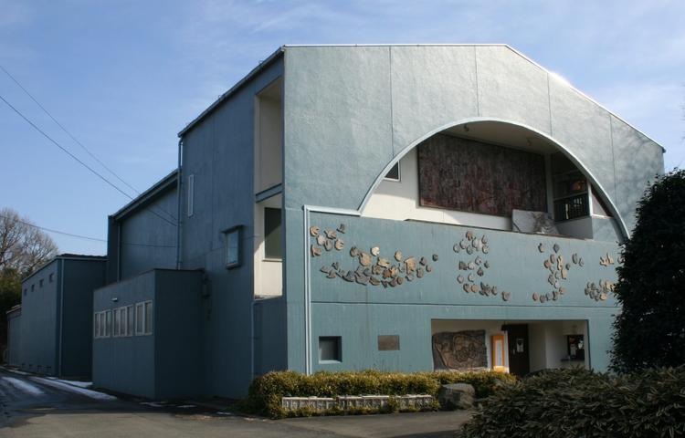 Façade du musée Maruki situé dans la préfecture de Saitama au Japon.