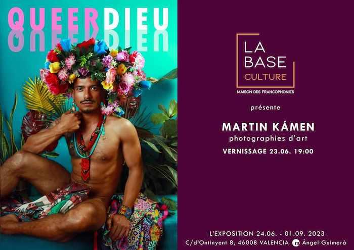 Affiche de l'exposition Queer Dieu à La Base Culture avec un homme dénudé portant une couronne de fleurs