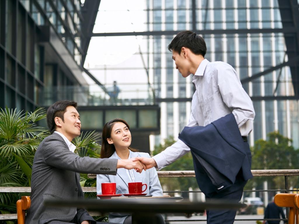 businessman et businesswoman se saluant en Chine