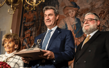 Remise d'un prix à Markus Söder © Twitter @TimeofIsraelFR