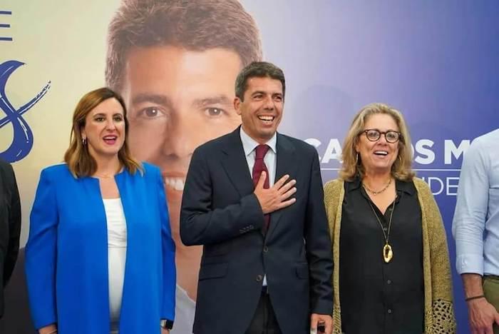 María José Catalá, Carlos Mazón et une femme en train de chanter l'hymne au siège du Partido Popular