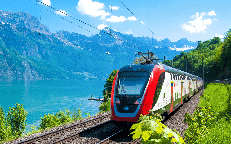 Un train transportant des voyageurs en Union européenne, où de nouvelles règles s'appliquent depuis le 7 juin 2023