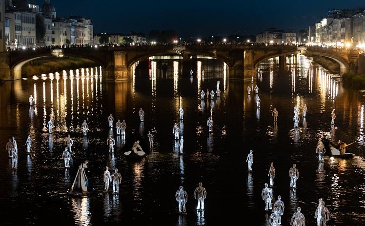 silhouettes transparentes sur l'eau, spectacle ilotopie DéRIVES Florence FABBRICA EUROPA ©Monia Pavoni_17b_0