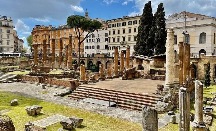 site archéologique avec des temples en ruines à rome