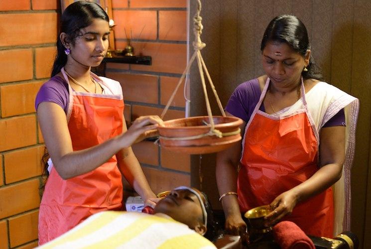 Deux femmes administrant des soins d'ayurveda dans le Kerala