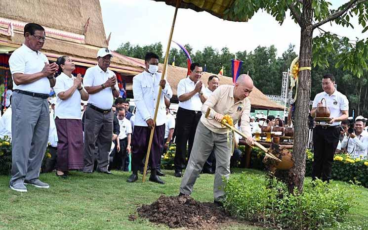 Le roi du Cambodge Norodom Sihamoni soutient la journée nationale du reboisement 3