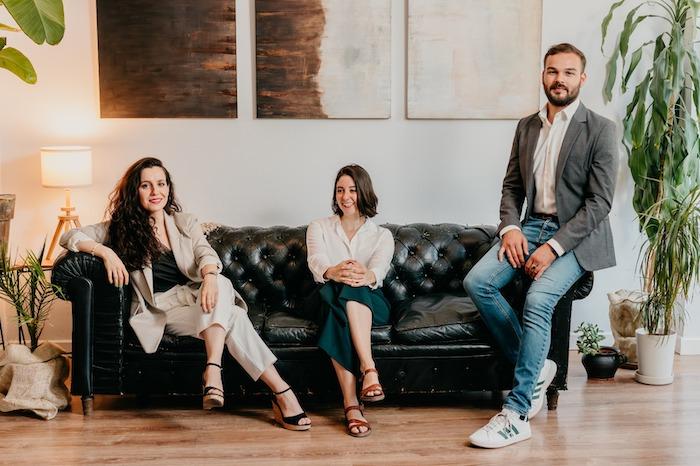 3 personnes sur un canapé