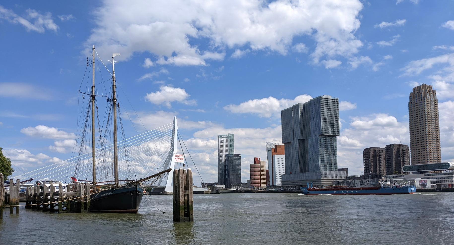 Vue de la ligne d'horizon de Rotterdam depuis Veerhaven.