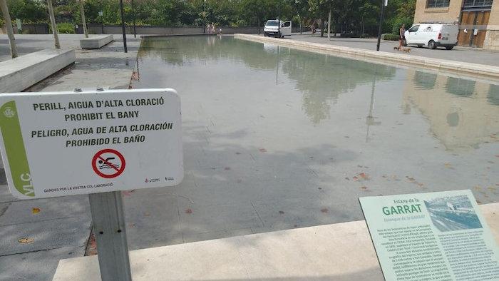 Le panneau d'interdiction à la baigande au parque central de valencia