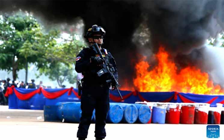 destruction d'un lot de drogues illicites et d'ingrédients saisis à Phnom Penh, au Cambodge, le 28 juin 2023. copy